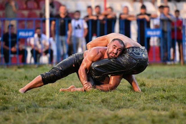 Elmalı'da Tarihi Anlar: Yağlı Güreşlerde Heyecan Fırtınası