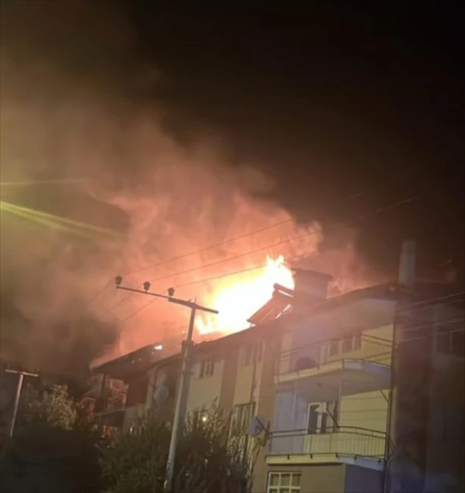 Burdur'da Korkutan Yangın: Çatıda Başlayan Alevler Daireye Sıçradı