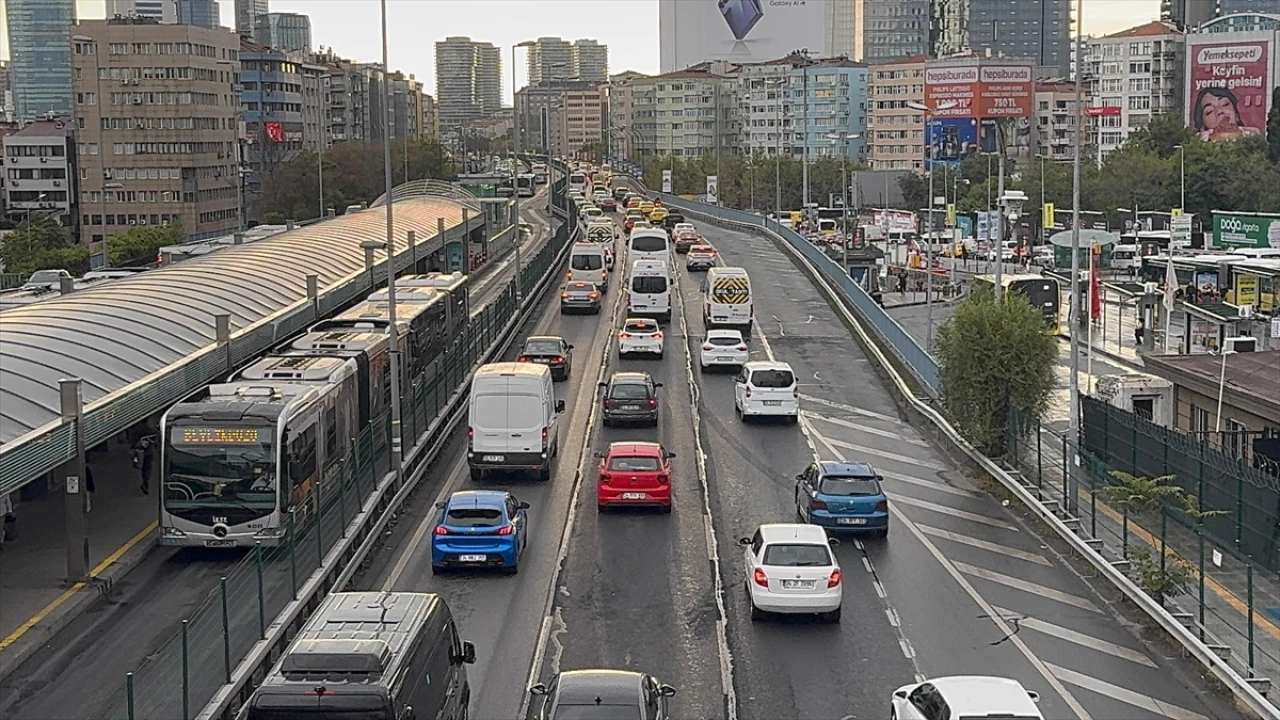 İstanbul'da Yeni Eğitim Yılı İlk Günü Kaos: Trafik Felç Oldu