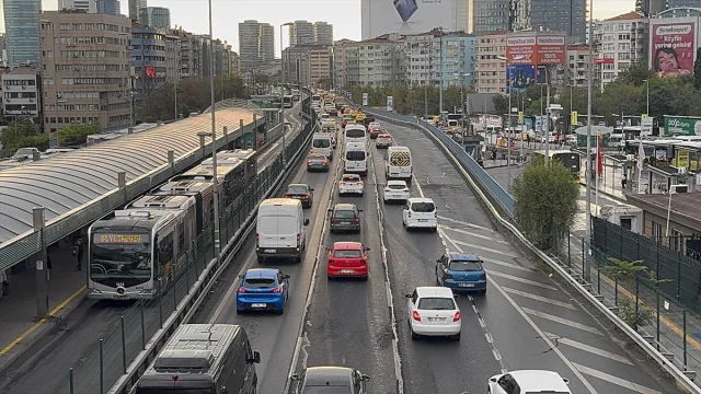 İstanbul'da Yeni Eğitim Yılı İlk Günü Kaos: Trafik Felç Oldu