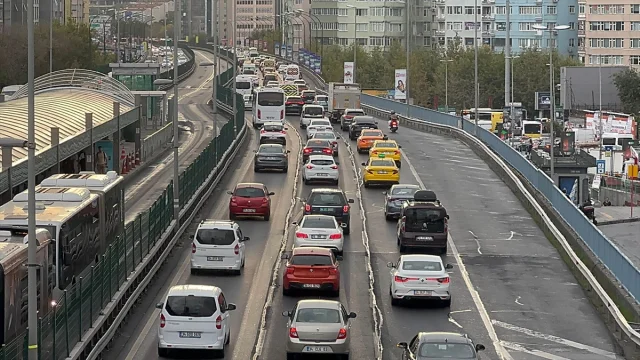İstanbul'da Yeni Eğitim Yılı İlk Günü Kaos: Trafik Felç Oldu