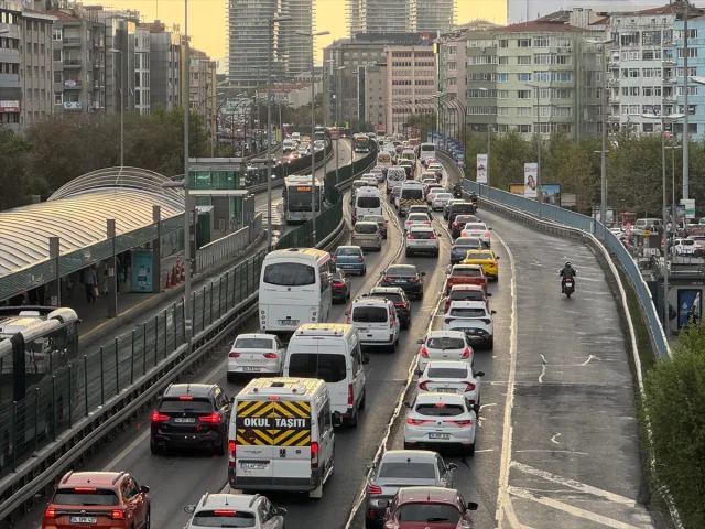 İstanbul'da Yeni Eğitim Yılı İlk Günü Kaos: Trafik Felç Oldu
