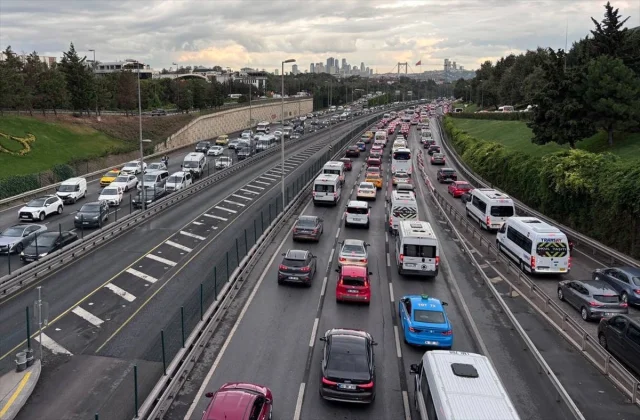 İstanbul'da Yeni Eğitim Yılı İlk Günü Kaos: Trafik Felç Oldu