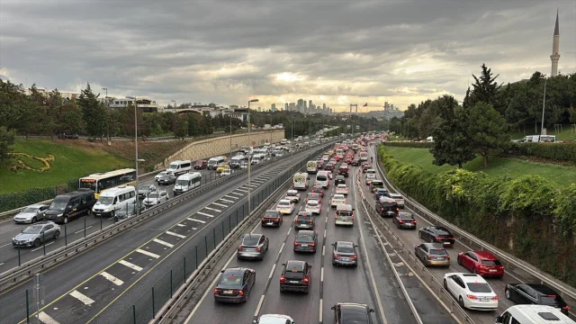 İstanbul'da Yeni Eğitim Yılı İlk Günü Kaos: Trafik Felç Oldu