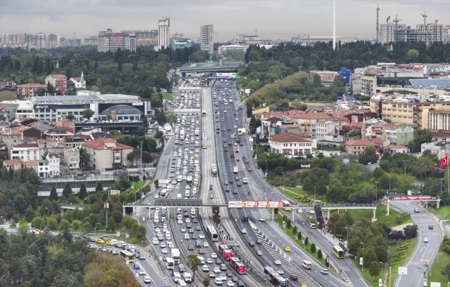 İstanbul'da Yeni Eğitim Yılı İlk Günü Kaos: Trafik Felç Oldu
