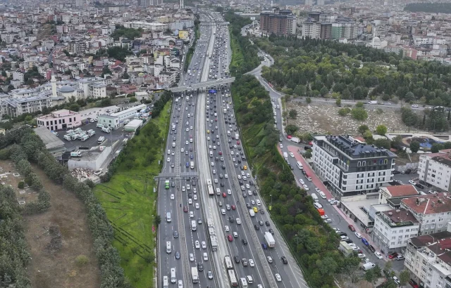 İstanbul'da Yeni Eğitim Yılı İlk Günü Kaos: Trafik Felç Oldu