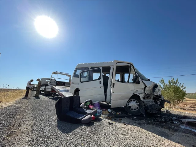 Şanlıurfa'da Korkutan Kaza: İşçi Minibüsü Otomobille Çarpıştı
