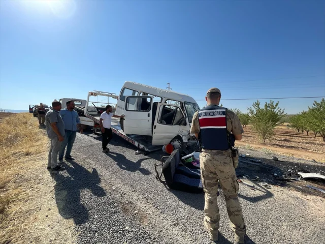 Şanlıurfa'da Korkutan Kaza: İşçi Minibüsü Otomobille Çarpıştı