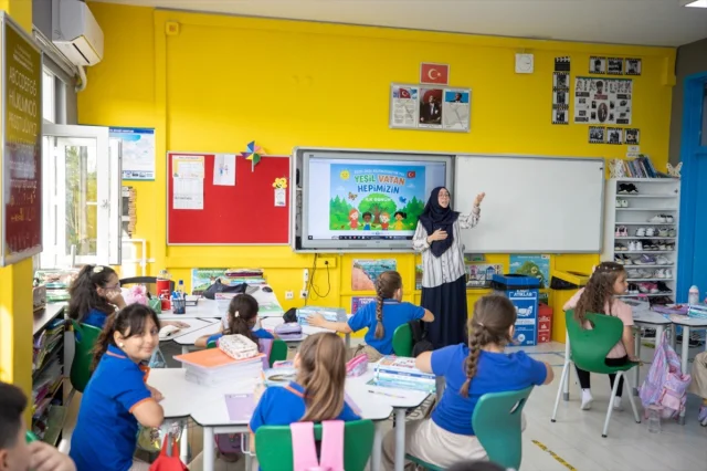 Okul Zamanı Başladı: Öğrenciler İlk Zili Duydu