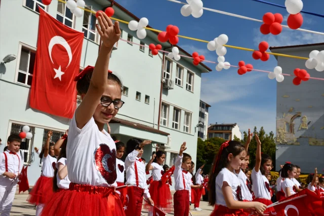 AK Parti Balıkesir'de Sessiz Çığlık: Gazze İçin "Boş Sıralar" Etkinliği