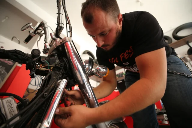 Genç Adam Klasik Motosiklet Tutkusuyla Başarıya Ulaştı