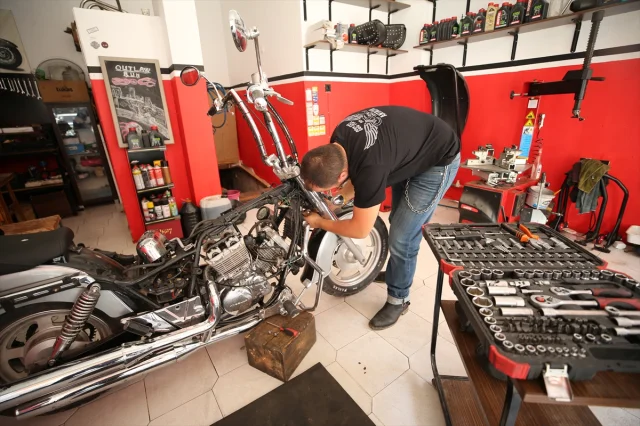 Genç Adam Klasik Motosiklet Tutkusuyla Başarıya Ulaştı