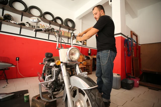 Genç Adam Klasik Motosiklet Tutkusuyla Başarıya Ulaştı