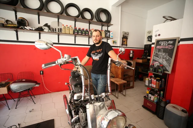 Genç Adam Klasik Motosiklet Tutkusuyla Başarıya Ulaştı