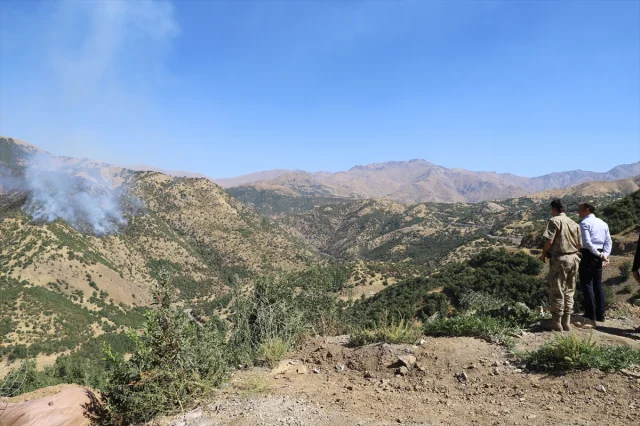 Hakkari'nin Şemdinli İlçesinde Çıkan Yangın Söndürülmeye Çalışılıyor