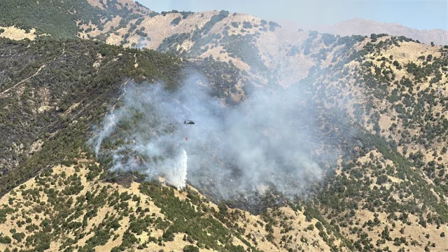 Hakkari'nin Şemdinli İlçesinde Çıkan Yangın Söndürülmeye Çalışılıyor
