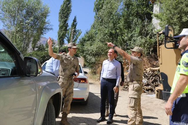 Hakkari'nin Şemdinli İlçesinde Çıkan Yangın Söndürülmeye Çalışılıyor