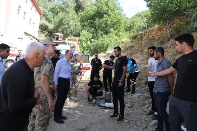 Hakkari'nin Şemdinli İlçesinde Çıkan Yangın Söndürülmeye Çalışılıyor
