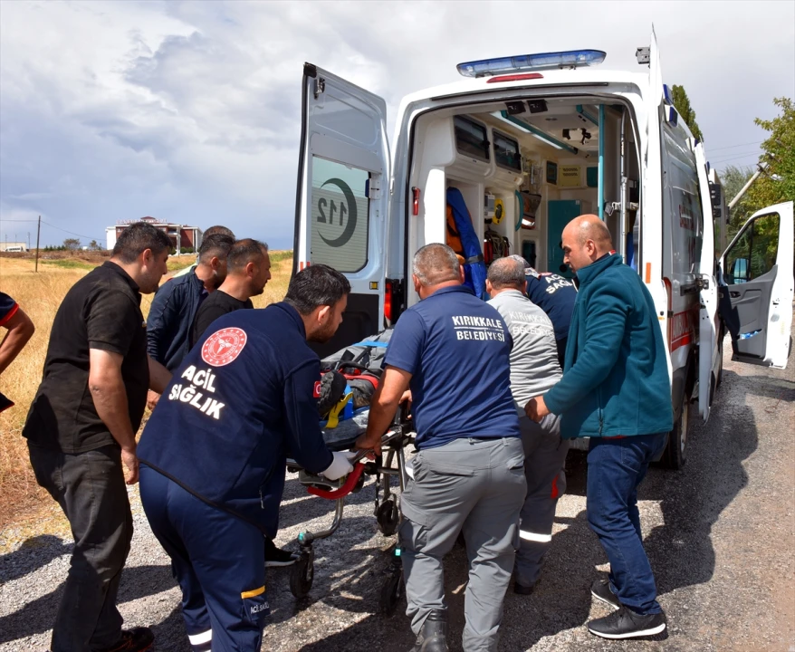Çöp Kamyonu Kazası: Elektrik Direğine Çarpan Araçta İki Yaralı