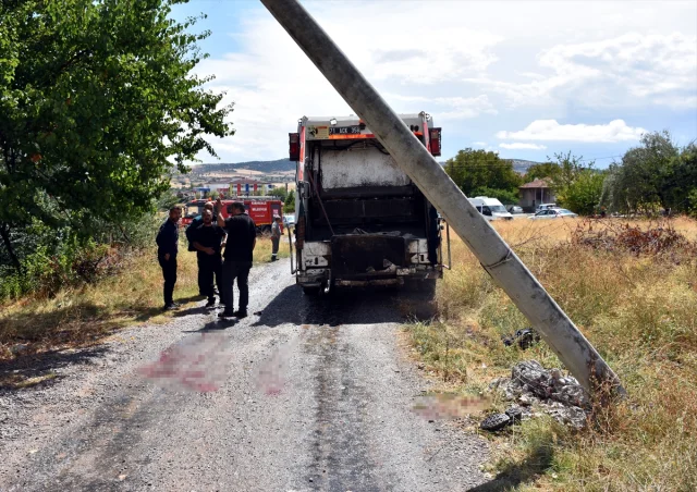 Çöp Kamyonu Kazası: Elektrik Direğine Çarpan Araçta İki Yaralı