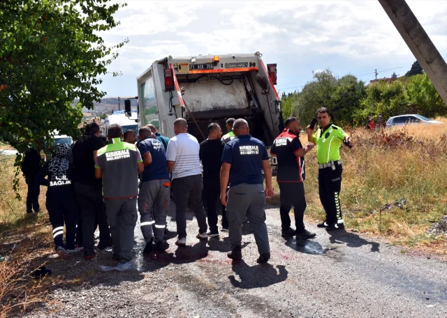 Çöp Kamyonu Kazası: Elektrik Direğine Çarpan Araçta İki Yaralı
