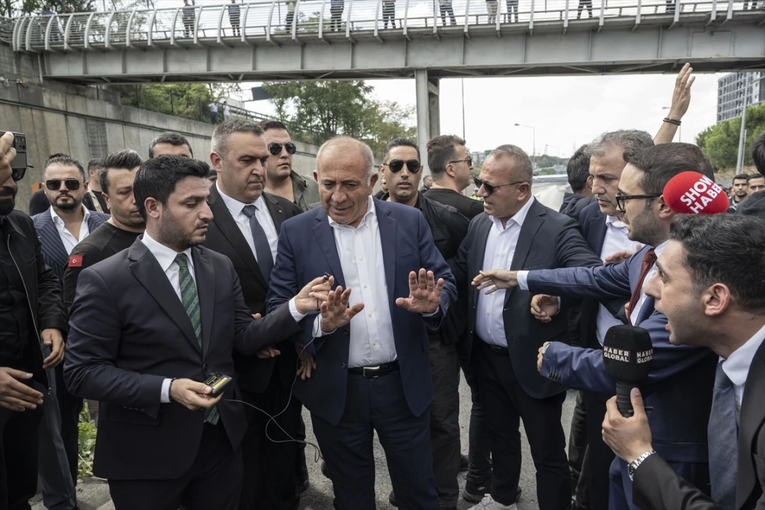 CHP'de Kriz Derinleşiyor: Gürsel Tekin İstanbul İl Başkanlığı Önünde Açıklamalarda Bulundu