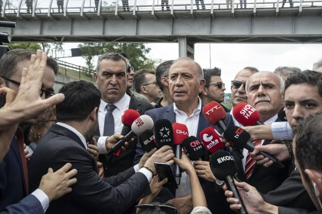 CHP'de Kriz Derinleşiyor: Gürsel Tekin İstanbul İl Başkanlığı Önünde Açıklamalarda Bulundu