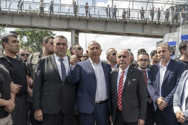 CHP'de Kriz Derinleşiyor: Gürsel Tekin İstanbul İl Başkanlığı Önünde Açıklamalarda Bulundu