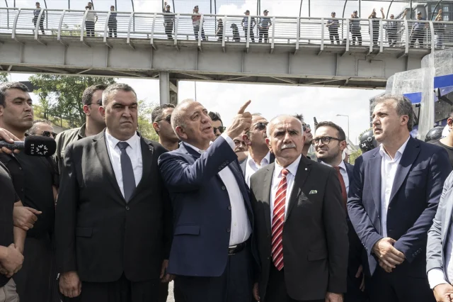 CHP'de Kriz Derinleşiyor: Gürsel Tekin İstanbul İl Başkanlığı Önünde Açıklamalarda Bulundu