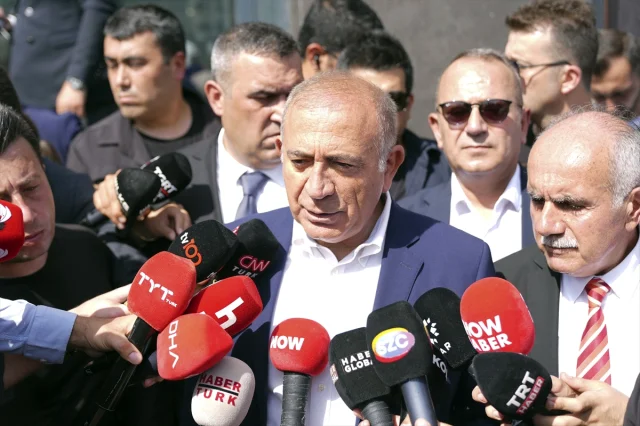 CHP'de Kriz Derinleşiyor: Gürsel Tekin İstanbul İl Başkanlığı Önünde Açıklamalarda Bulundu