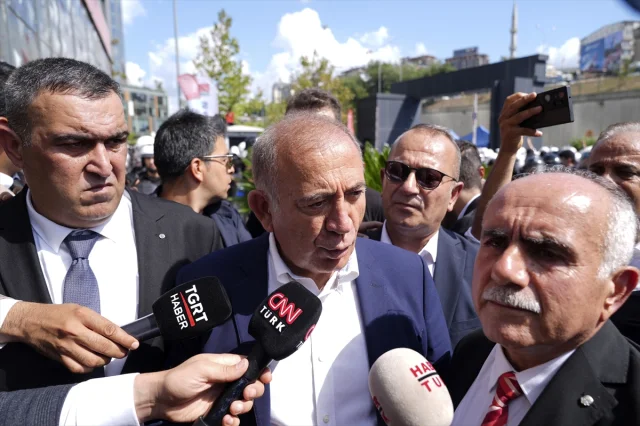CHP'de Kriz Derinleşiyor: Gürsel Tekin İstanbul İl Başkanlığı Önünde Açıklamalarda Bulundu
