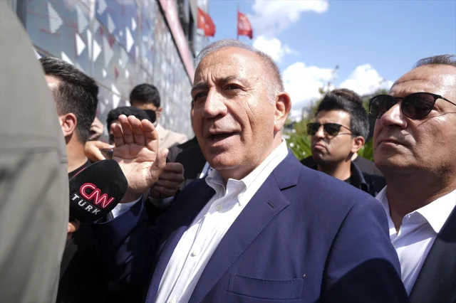 CHP'de Kriz Derinleşiyor: Gürsel Tekin İstanbul İl Başkanlığı Önünde Açıklamalarda Bulundu