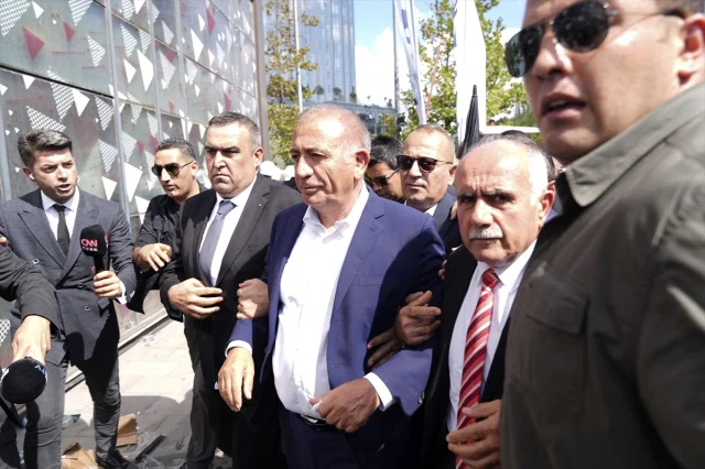CHP'de Kriz Derinleşiyor: Gürsel Tekin İstanbul İl Başkanlığı Önünde Açıklamalarda Bulundu