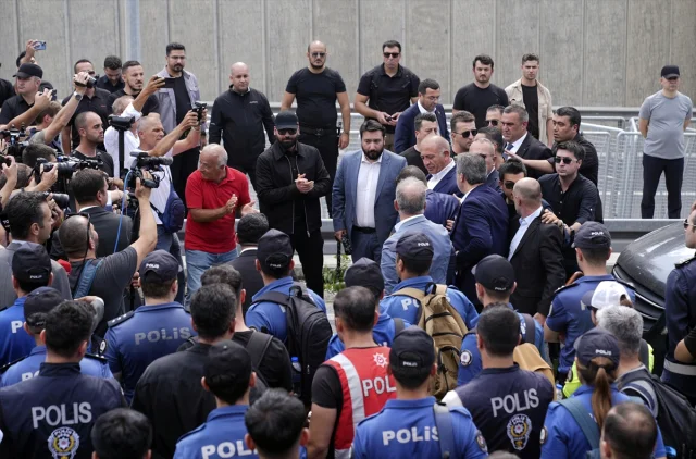 CHP'de Kriz Derinleşiyor: Gürsel Tekin İstanbul İl Başkanlığı Önünde Açıklamalarda Bulundu