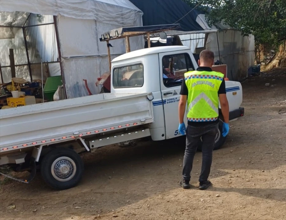 Antalya'da Feci Kaza: Kamyonet ve Traktör Arasında Can Pazarı