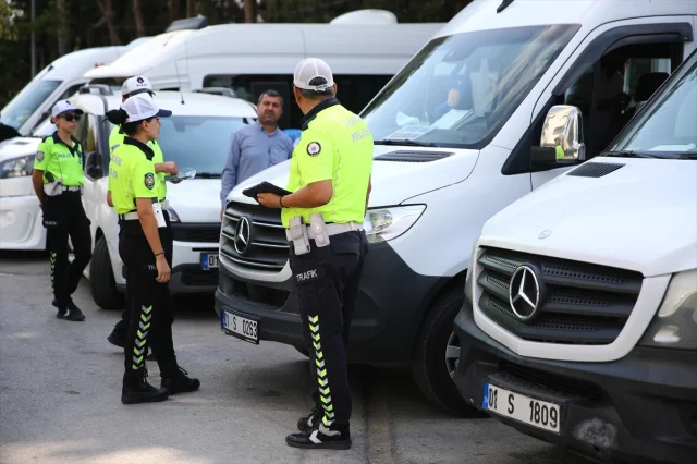 Adana'da Okul Servislerinde Şok Denetim: Trafik Polisleri İşbaşında