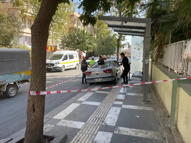 Şanlıurfa'da Feci Kaza: Otomobil Durağa Daldı!