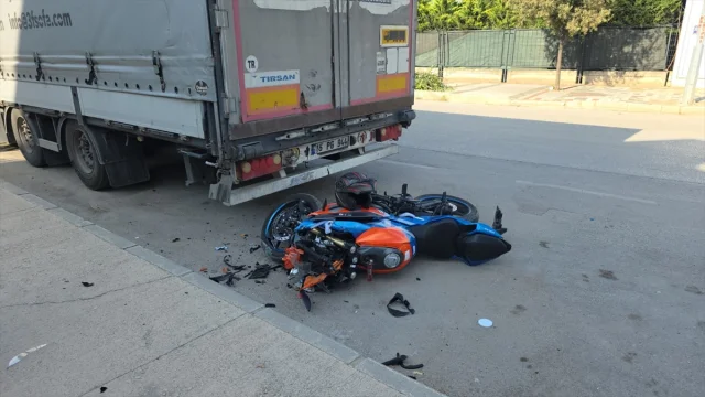 Bursa'da Aklı Karıştıran Kaza: Park Halindeki Tıra Çarptı