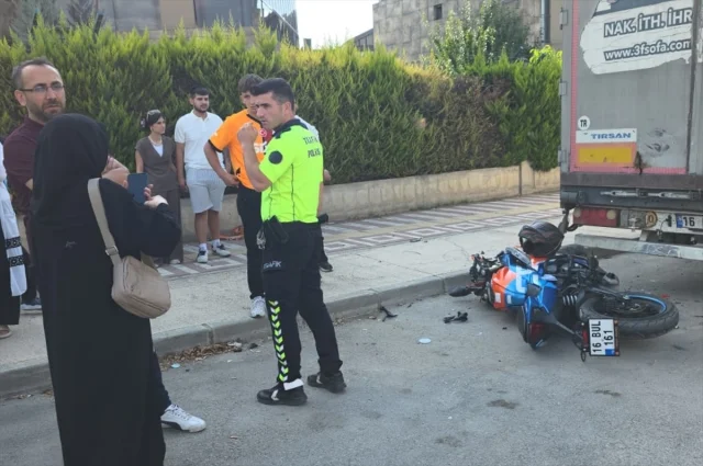 Bursa'da Aklı Karıştıran Kaza: Park Halindeki Tıra Çarptı