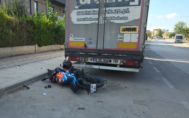 Bursa'da Aklı Karıştıran Kaza: Park Halindeki Tıra Çarptı