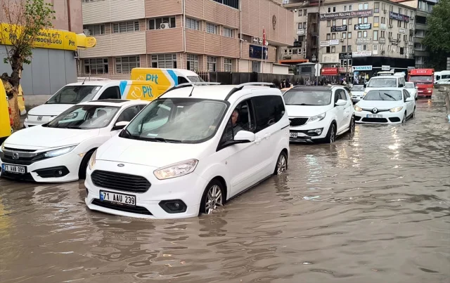 Kırıkkale'de Şiddetli Yağış Şehri Felç Etti