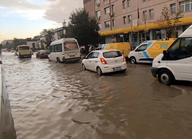 Kırıkkale'de Şiddetli Yağış Şehri Felç Etti