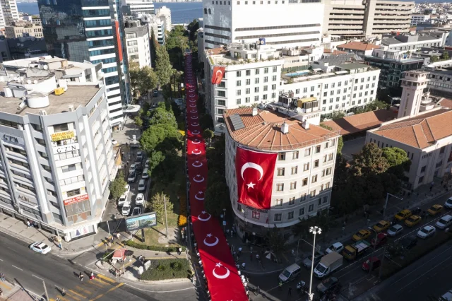İzmir'in 103. Kurtuluş Yılı Coşkusu Sokağa Taştı