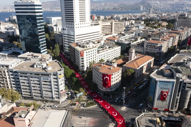 İzmir'in 103. Kurtuluş Yılı Coşkusu Sokağa Taştı