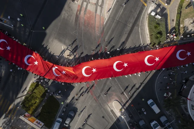 İzmir'in 103. Kurtuluş Yılı Coşkusu Sokağa Taştı