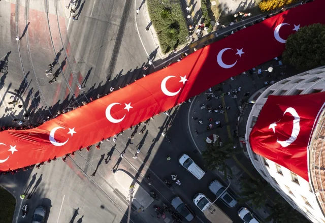 İzmir'in 103. Kurtuluş Yılı Coşkusu Sokağa Taştı