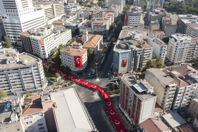 İzmir'in 103. Kurtuluş Yılı Coşkusu Sokağa Taştı