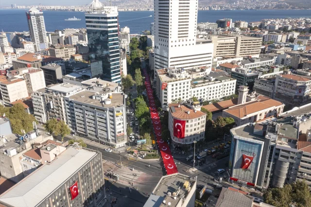 İzmir'in 103. Kurtuluş Yılı Coşkusu Sokağa Taştı