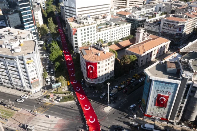 İzmir'in 103. Kurtuluş Yılı Coşkusu Sokağa Taştı