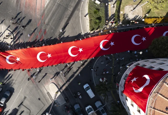 İzmir'in 103. Kurtuluş Yılı Coşkusu Sokağa Taştı